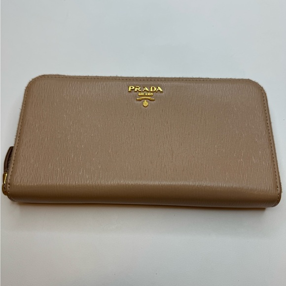 11033 Prada - Picture 1 of 2